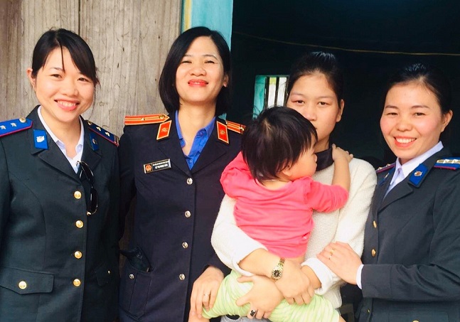 Chi cục THADS huyện Thiệu Hóa giao người chưa thành niên cho người được giao nuôi dưỡng theo quyết định  áp dụng biện pháp khẩn cấp tạm thời