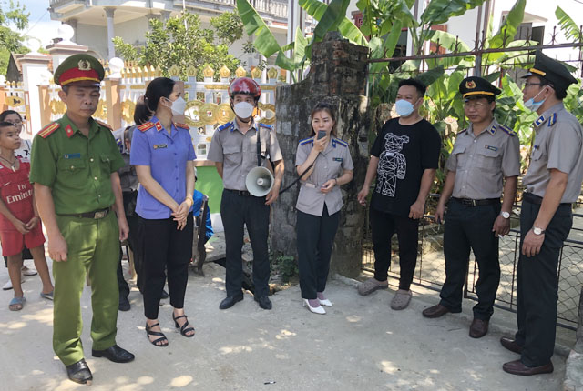 Chi cục THADS huyện Thiệu Hóa cưỡng chế giao tài sản cho người mua trúng đấu giá