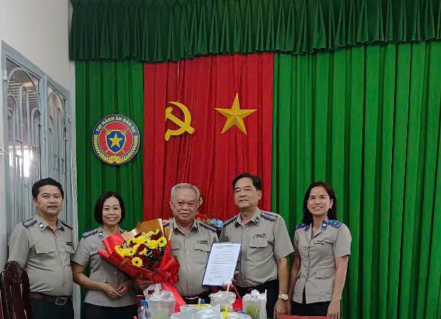 Chi cục Thi hành án dân sự huyện Cao Lãnh công bố và trao quyết định thôi việc theo nguyện vọng cho công chức