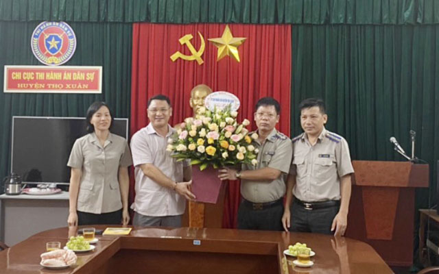 Thọ Xuân: đồng chí Phó Chủ tịch thường trực UBND huyện và các cơ quan Khối nội chính tặng hoa chúc mừng kỷ niệm 76 năm ngày truyền thống THADS