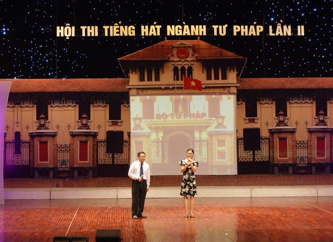 Thứ trưởng Đinh Trung Tụng giao lưu văn nghệ trong Hội thi