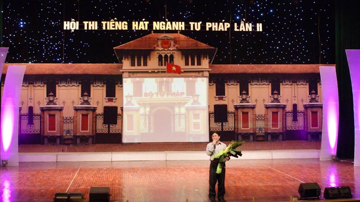 Thứ trưởng thường trực Hoàng Thế Liên giao lưu văn nghệ trong Hội thi