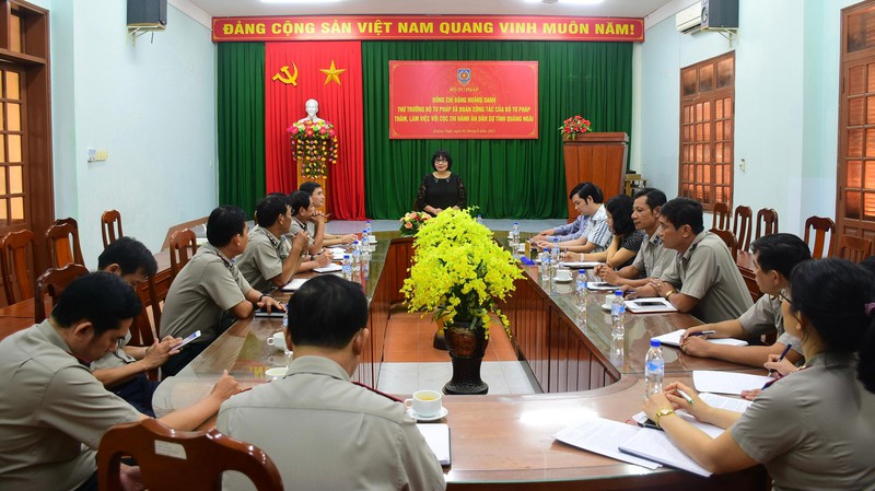 Thứ trưởng Đặng Hoàng Oanh làm việc với  Cục Thi hành án dân sự tỉnh Quảng Ngãi