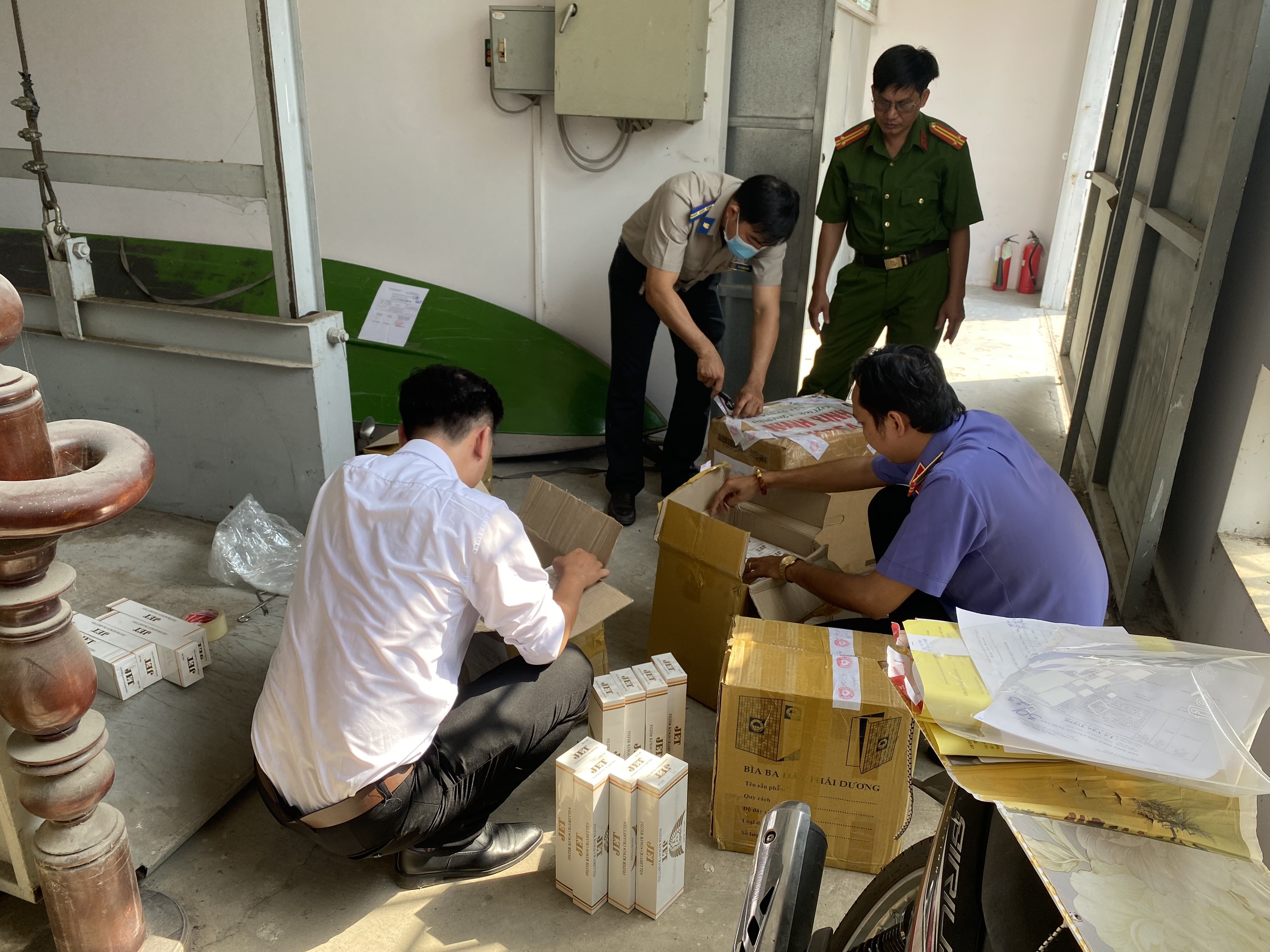 Chi cục Thi hành án dân sự thành phố Cao Lãnh tiêu hủy thuốc lá điếu nhập lậu