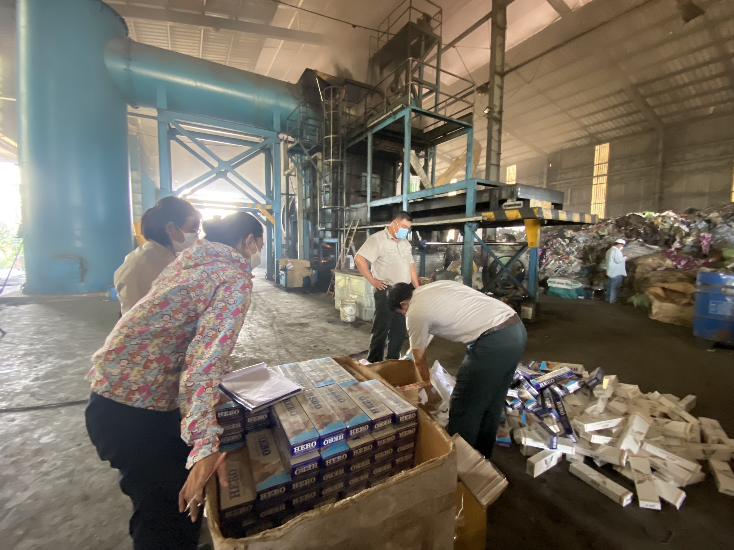 Hơn 8.000 bao thuốc lá điếu nhập lậu được tiêu huỷ bằng hình thức đốt theo quy trình, đảm bảo an toàn môi trường theo quy định.