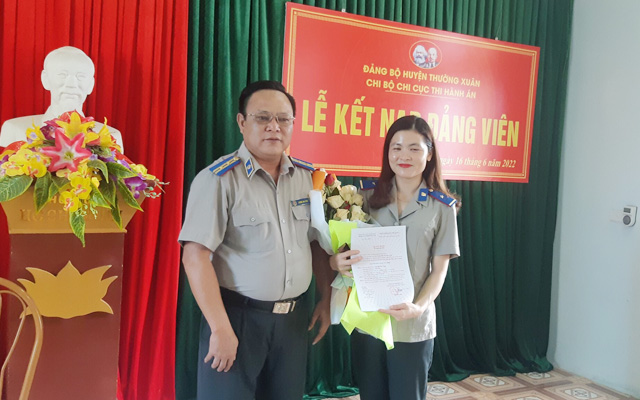 Lễ kết nạp đảng viên mới của Chi bộ Chi cục THADS huyện Thường Xuân