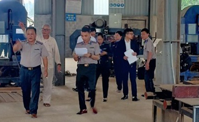 Chi cục THADS huyện Thường Xuân phối hợp cùng thành viên Ban Chỉ đạo THADS huyện xác minh điều kiện thi hành án