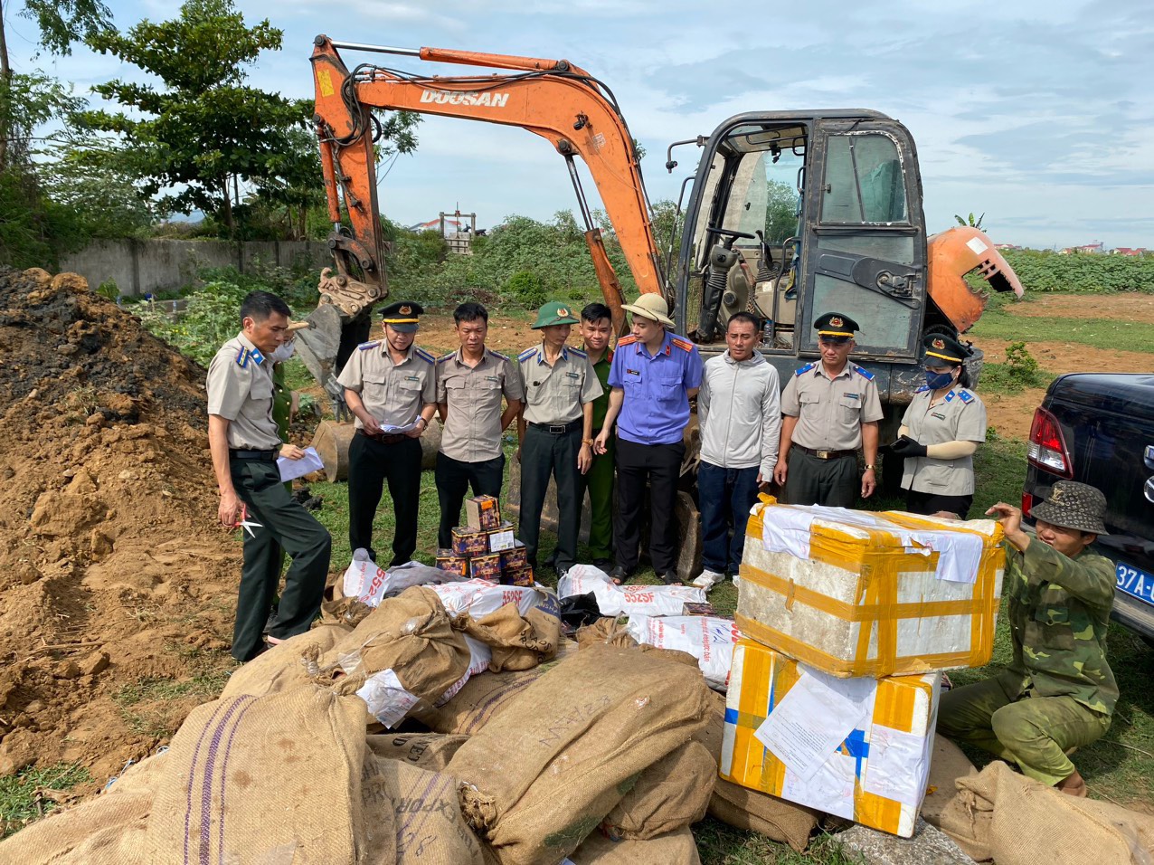 Chi cục Thi hành án dân sự huyện Diễn Châu, tỉnh Nghệ An tổ chức tiêu hủy gần 700 kg pháo nổ trong các vụ án “Buôn bán hàng cấm”, “Tàng trữ hàng cấm”.