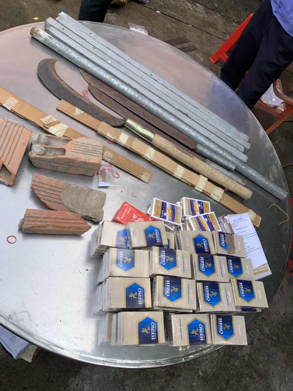 Chi cục Thi hành án dân sự huyện Tam Nông tổ chức tiêu hủy vật chứng trong các vụ án