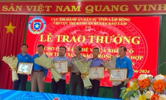 Khen thưởng đột xuất cho tập thể và các cá nhân trong công tác phối hợp tổ chức cưỡng chế thi hành án