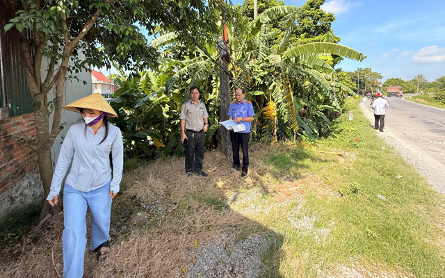 Chấp hành viên THADS tỉnh vận động, thuyết phục thành công việc tự nguyện giao đất