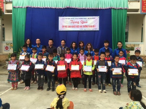 Hoạt động thiện nguyện đầu xuân Mậu Tuất của Chi đoàn Cục Hộ tịch, quốc tịch, chứng thực tại huyện Bắc Hà, tỉnh Lào Cai