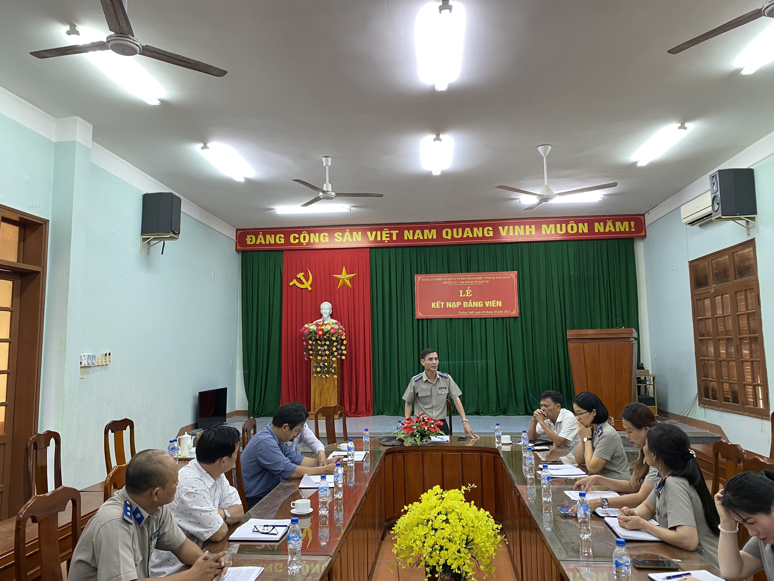 CHI BỘ CỤC THI HÀNH ÁN DÂN SỰ TỔ CHỨC LỄ KẾT NẠP ĐẢNG VIÊN MỚI