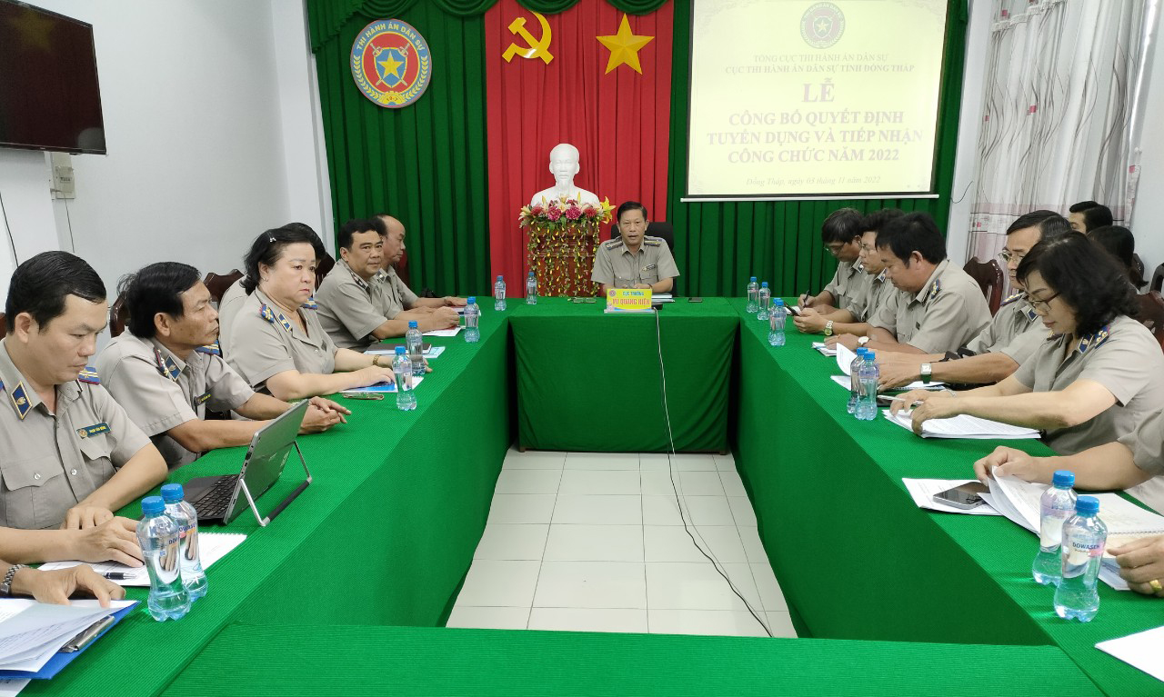 Lễ công bố quyết định tuyển dụng và tiếp nhận công chức năm 2022