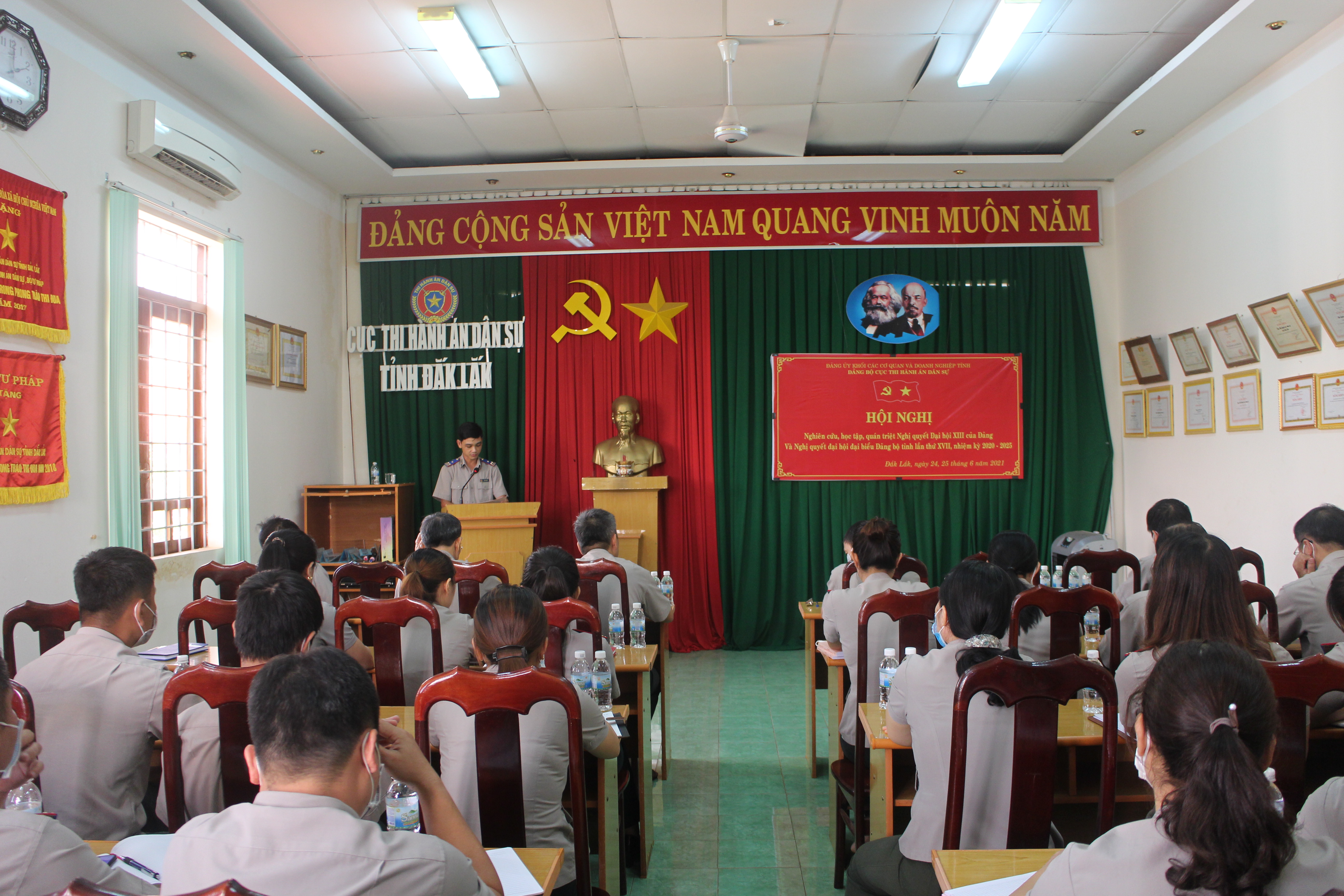 Đảng bộ Cục Thi hành án dân sự tỉnh Đắk Lắk tổ chức nghiên cứu, học tập, quán triệt Nghị quyết Đại hội XIII của Đảng và Nghị quyết đại hội đại biểu Đảng bộ tỉnh lần thứ XVII, nhiệm kỳ 2020-2025