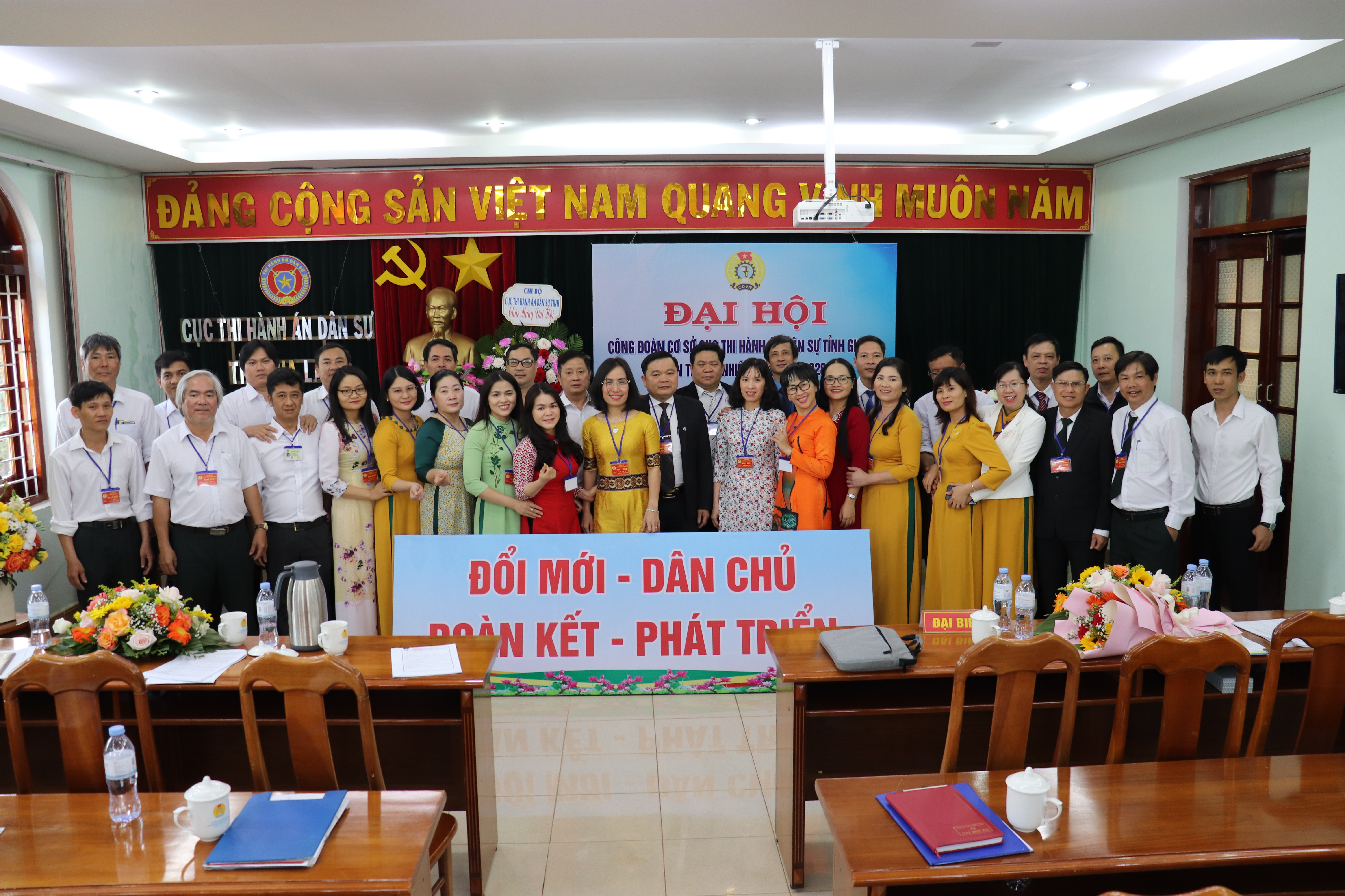 Toàn thể Đoàn viên Công đoàn chụp hình lưu niệm chúc mừng thành công của Đại hội