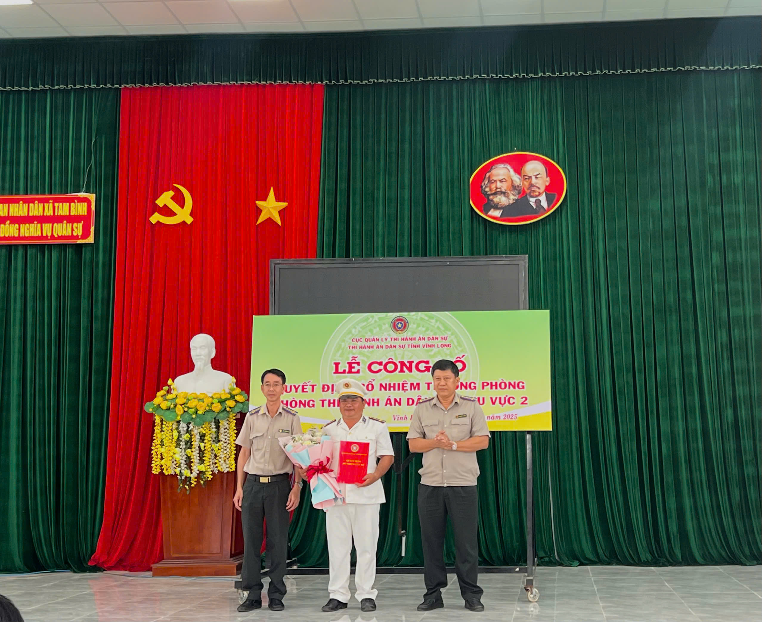 Công bố và trao Quyết định điều động, bổ nhiệm Trưởng phòng Phòng Thi hành án dân sự Khu vực 2