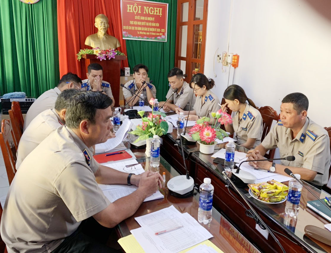 Chi cục THADS thành phố Hồng Ngự tổ chức họp đánh giá công chức, người lao động năm 2023