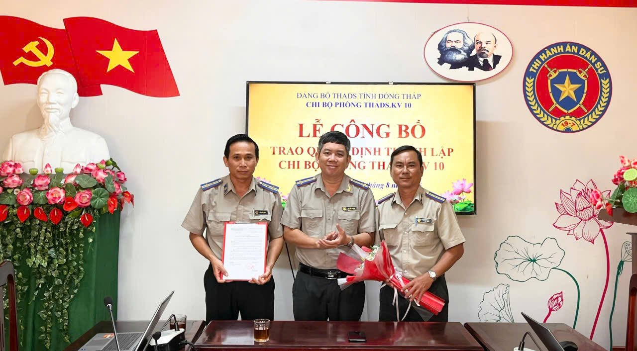 LỄ CÔNG BỐ TRAO QUYẾT ĐỊNH THÀNH LẬP CHI BỘ PHÒNG THI HÀNH ÁN DÂN SỰ KHU VỰC 10 TRỰC THUỘC ĐẢNG BỘ THI HÀNH ÁN DÂN SỰ TỈNH ĐỒNG THÁP