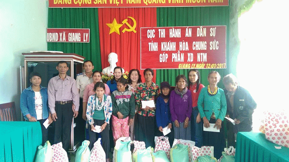 Tặng quà tết Đinh Dậu tại xã Giang Ly, huyện Khánh Vĩnh