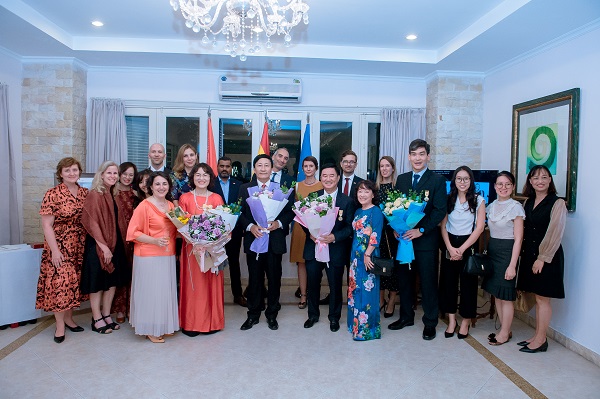 Trao tặng Huân chương của Nhà vua Tây Ban Nha cho những cá nhân Việt Nam ghi nhận đóng góp trong việc tổ chức Lễ giao nhận con nuôi nước ngoài