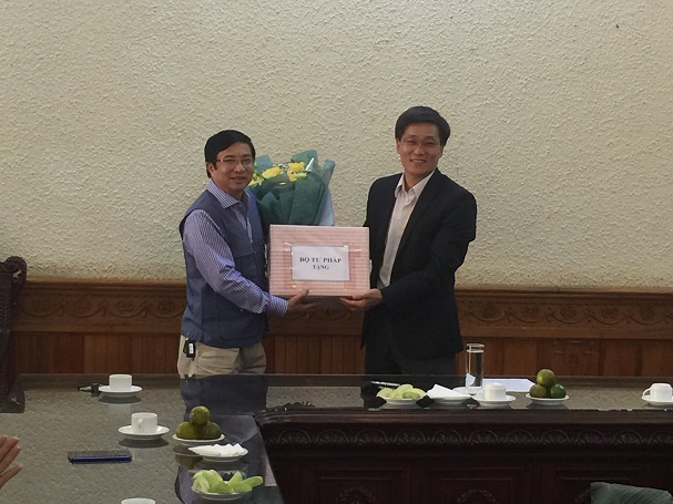 Bộ Tư pháp trao Quyết định nghỉ hưu cho đồng chí Nguyễn Văn Toàn - Nguyên Phó Cục trưởng Cục Hộ tịch, quốc tịch, chứng thực