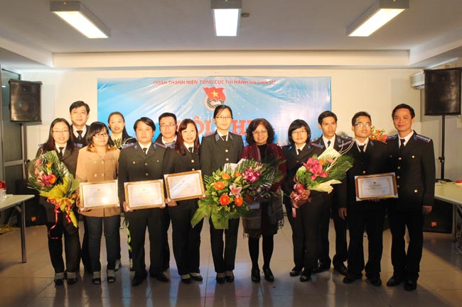 Trao giải và chụp ảnh lưu niệm