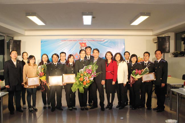 Trao giải và chụp ảnh lưu niệm b