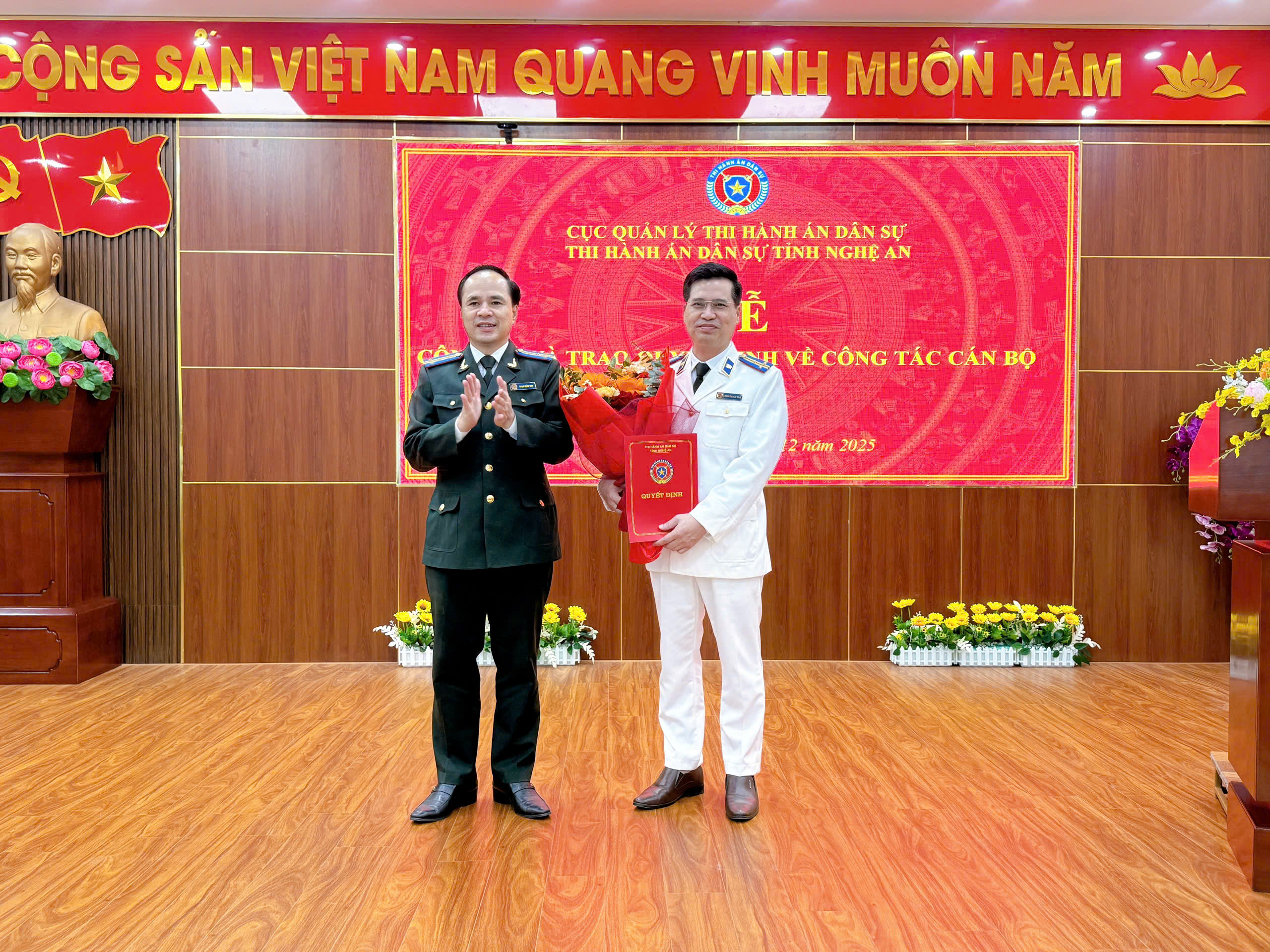 Công bố và trao quyết định Phó trưởng Thi hành án dân sự tỉnh Nghệ An