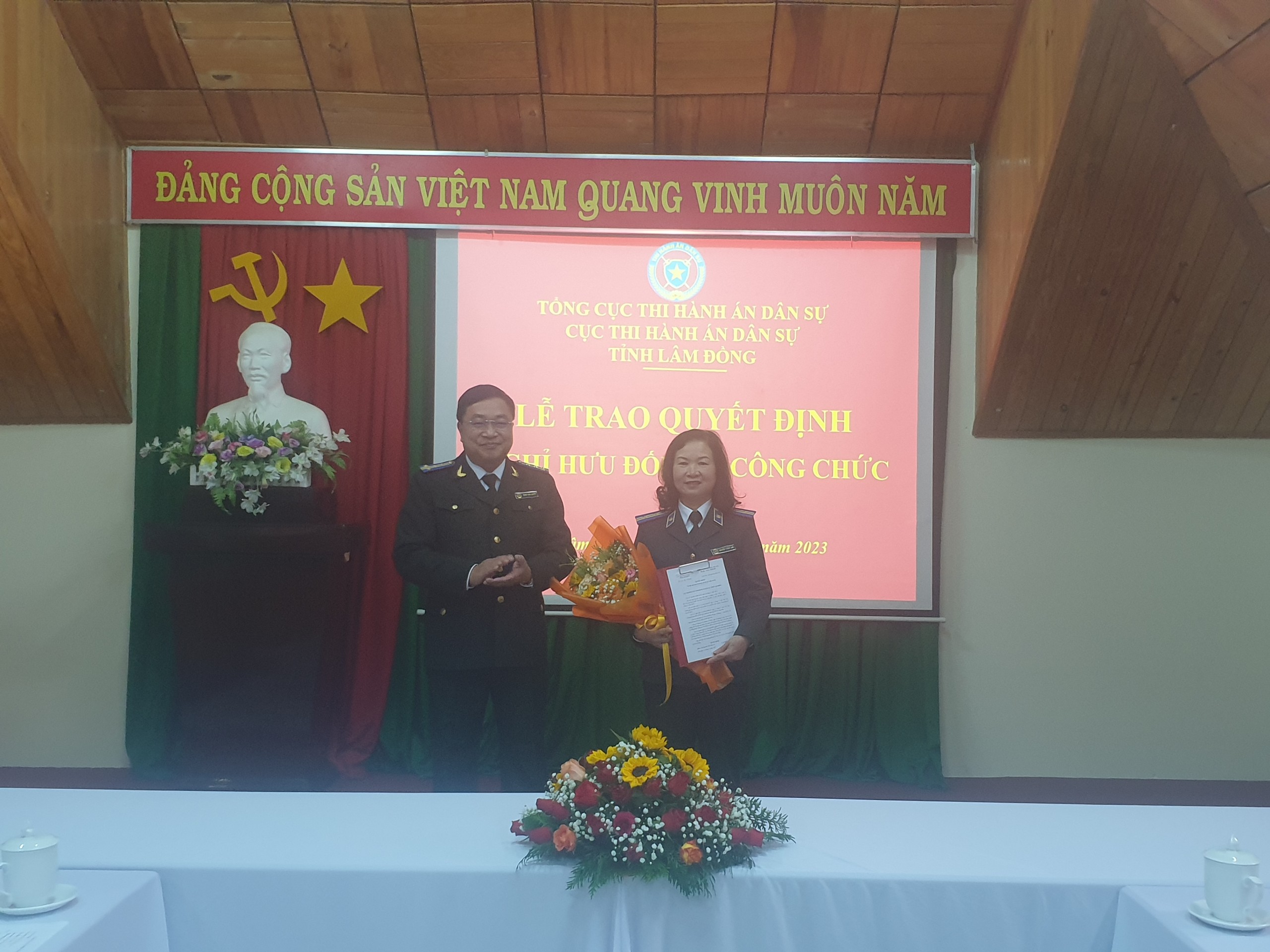 Trao Quyết định nghỉ hưu đối với Phó trưởng Phòng Kiểm tra, giải quyết khiếu nại, tố cáo