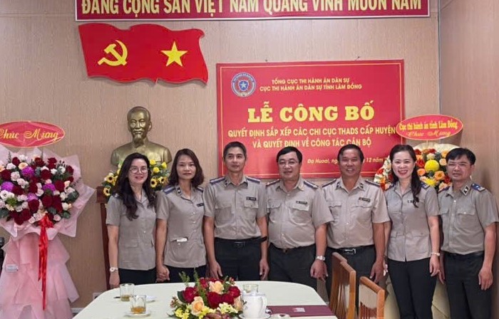 Trao Quyết định về sắp xếp Chi cục Thi hành án dân sự cấp huyện thuộc tỉnh Lâm Đồng và các Quyết định về công tác cán bộ