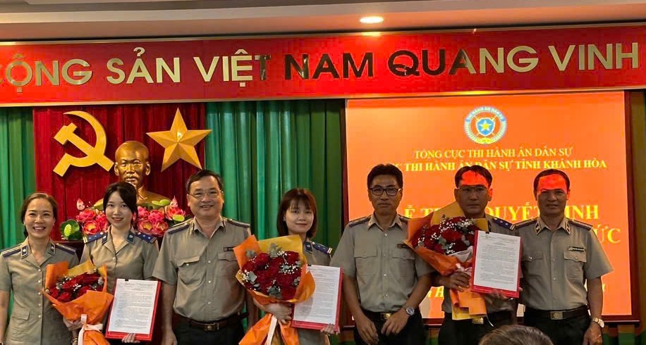 Cục Thi hành án dân sự tỉnh Khánh Hòa công bố và trao quyết định tuyển dụng công chức năm 2024