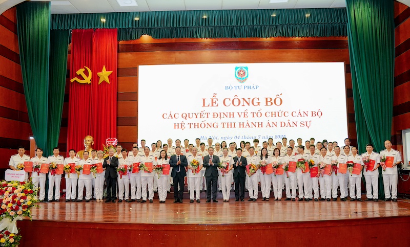 Tại lễ công bố các quyết định về tổ chức cán bộ hệ thống thi hành án dân sự, (THADS), Lãnh đạo Bộ Tư pháp đã trao quyết định bổ nhiệm chức danh Trưởng và giao Quyền Trưởng THADS tỉnh, thành phố đối với 34 cán bộ.