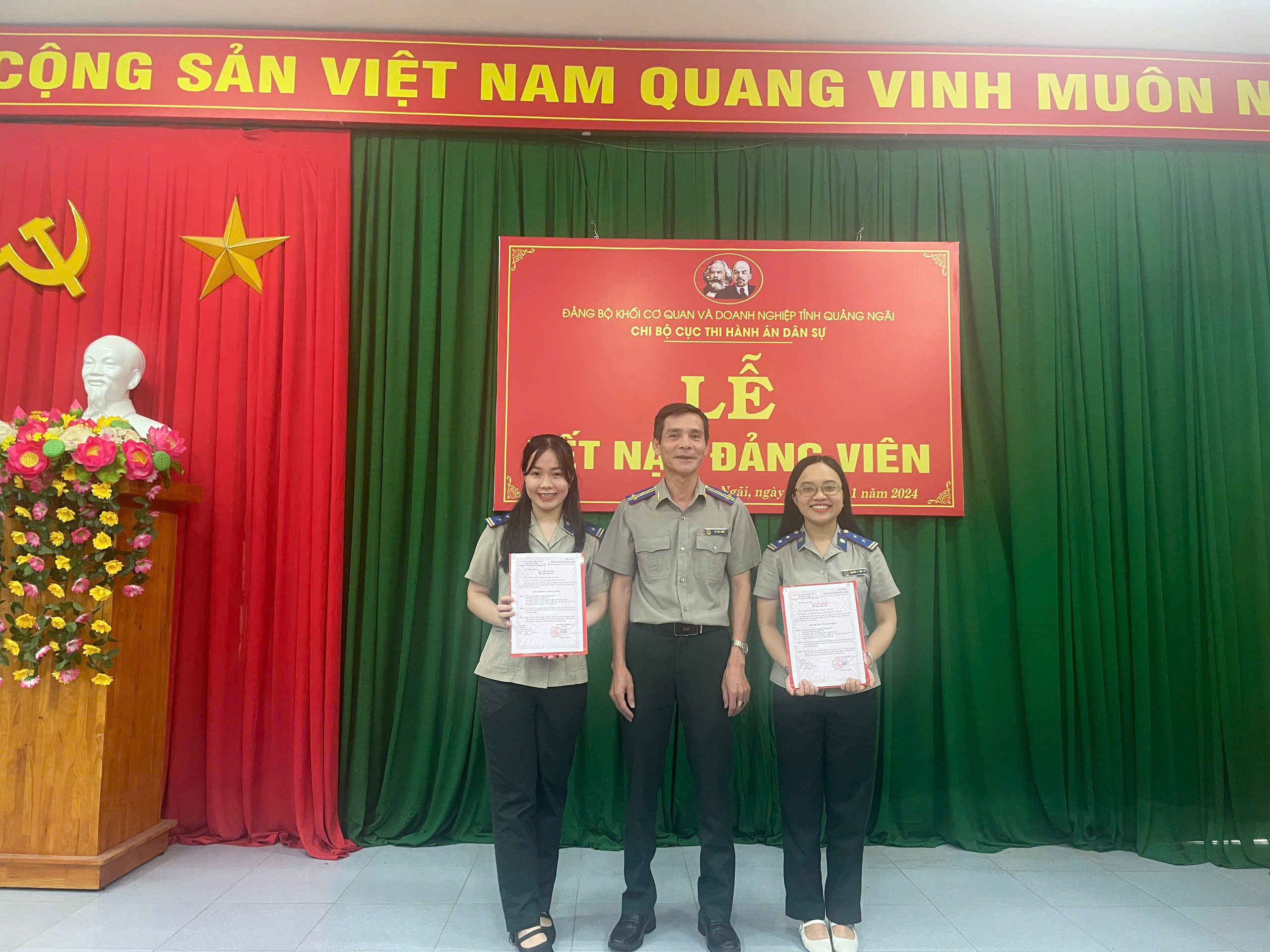 Chi bộ Cục Thi hành án dân sự tỉnh Quảng Ngãi tổ chức kết nạp đảng viên mới