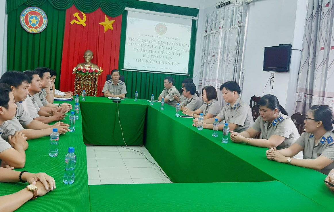 Công bố và trao quyết định bổ nhiệm Chấp hành viên trung cấp, Thẩm tra viên chính, Kế toán viên, Thư ký thi hành án