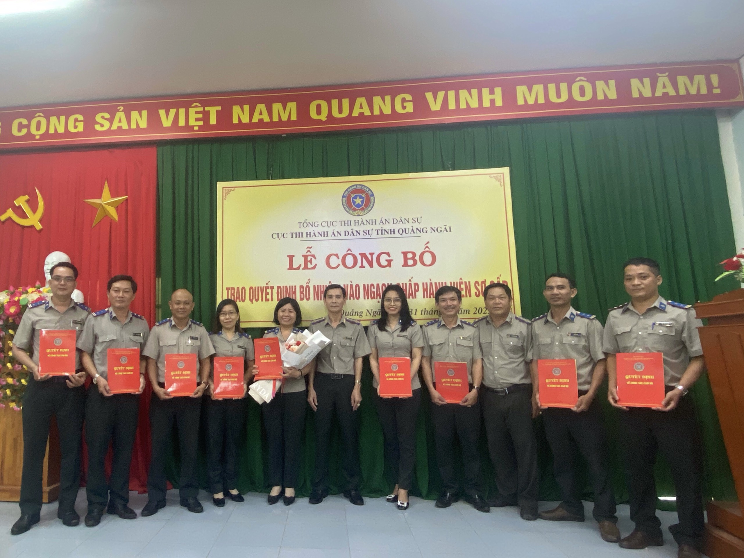 Công bố và Trao Quyết định bổ nhiệm vào ngạch Chấp hành viên sơ cấp