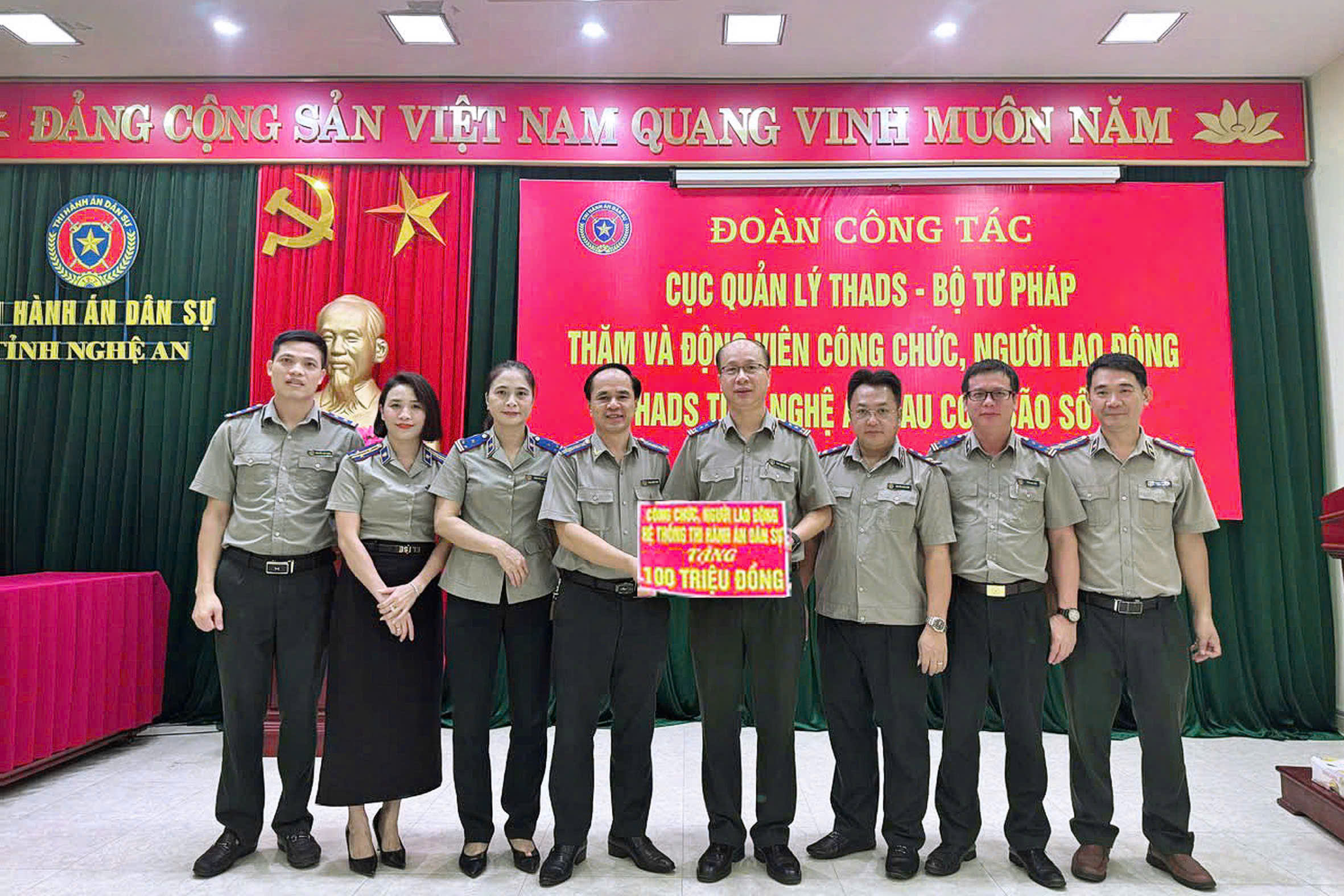 Cục Quản lý Thi hành án dân sự - Bộ Tư pháp thăm và động viên công chức, người lao động Thi hành án dân sự tỉnh Nghệ An sau cơn bão số 10.
