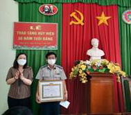 TRAO TẶNG HUY HIỆU 30 NĂM TUỔI ĐẢNG