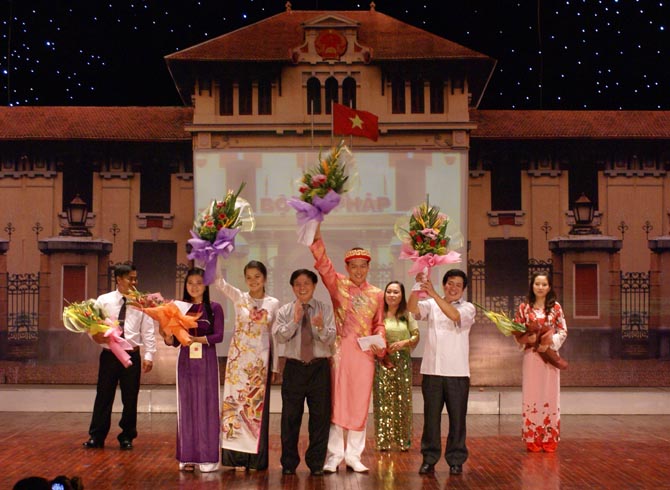 Thứ trưởng thường trực Hoàng Thế Liên trao giải thưởng