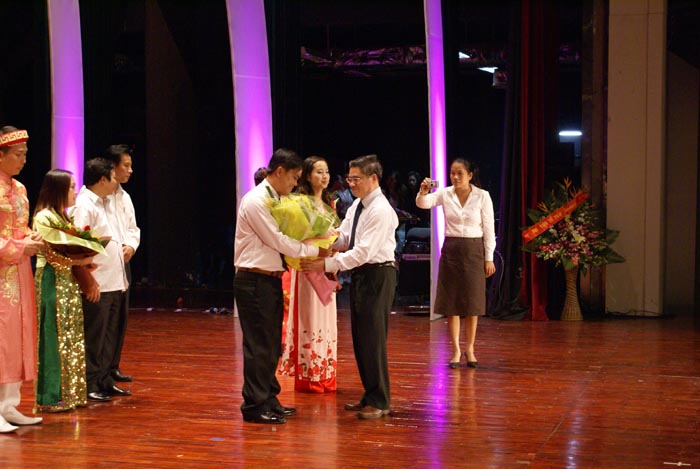 Thứ trưởng Đinh Trung Tụng trao giải