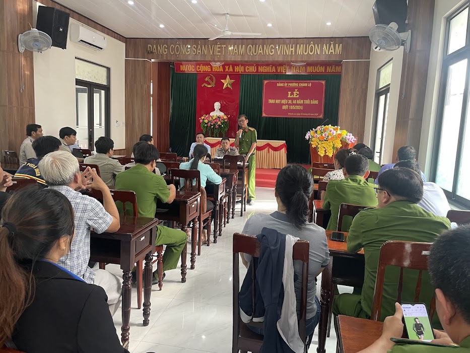 Cục Thi hành án dân sự tỉnh Quảng Ngãi tổ chức cưỡng chế buộc chuyển giao quyền sử dụng đất, giao nhà, tài sản gắn liền với đất cho người được thi hành án theo nội dung bản án của Tòa án