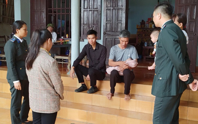 Chi cục THADS huyện Triệu Sơn giao con cho người được giao nuôi dưỡng