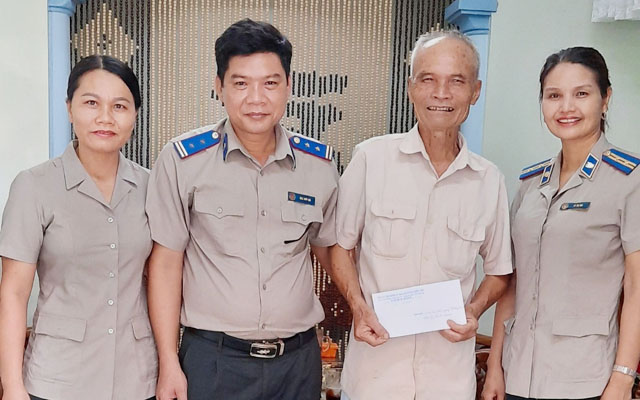 Chi cục THADS huyện Triệu Sơn dâng hương tưởng niệm các anh hùng liệt sỹ