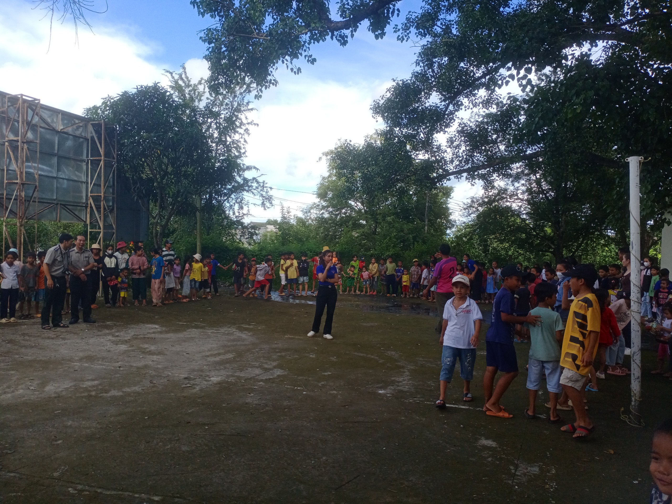 Cục Thi hành án dân sự tỉnh Đắk Lắk phối hợp với Chính quyền địa phương và Ban tự quản Buôn tổ chức tặng quà cho các cháu thiếu nhi Buôn kết nghĩa Jang Lành.