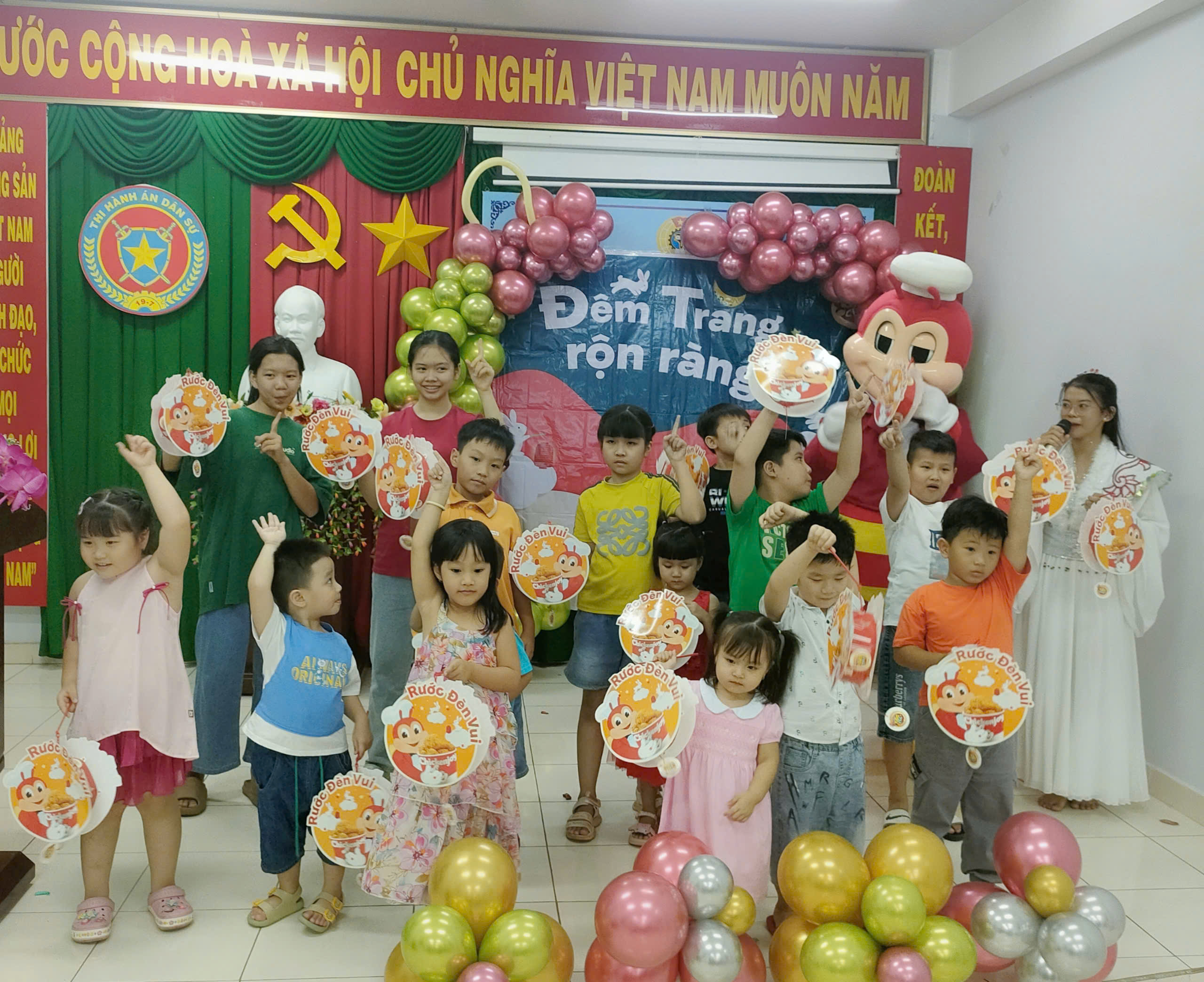 Công đoàn cơ sở Cục Thi hành án dân sự tỉnh Đồng Tháp tổ chức tết trung thu cho các cháu thiếu nhi với chủ đề “Đêm trăng rộn ràng”