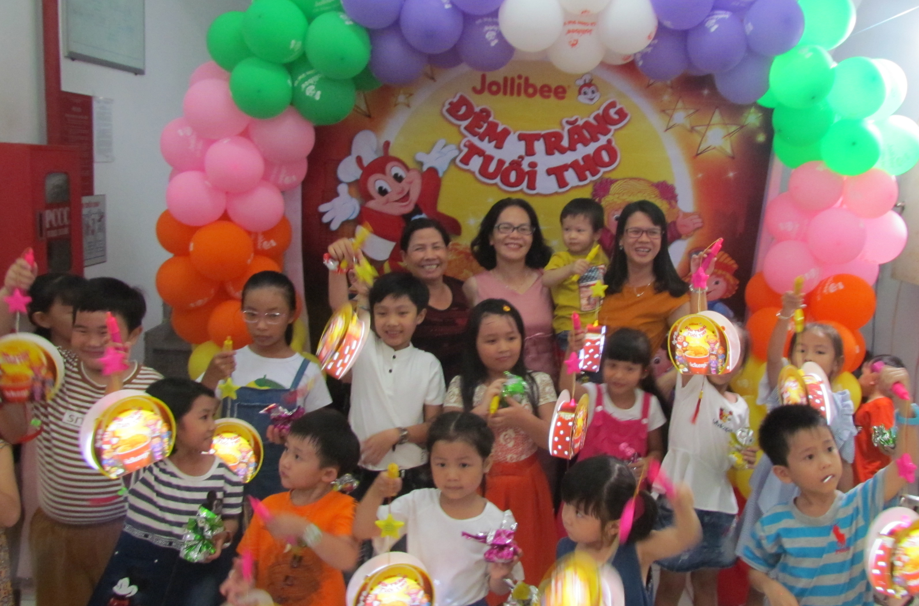 “ĐÊM TRĂNG TUỔI THƠ” CÙNG CÁC CHÁU THIẾU NHI