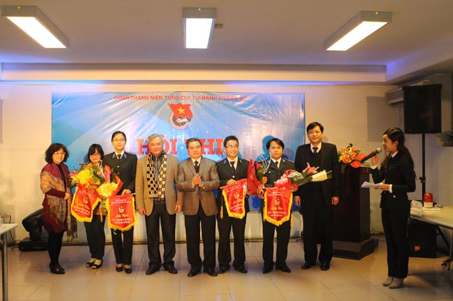 TTr Đinh Trung Tụng trao cờ lưu niệm