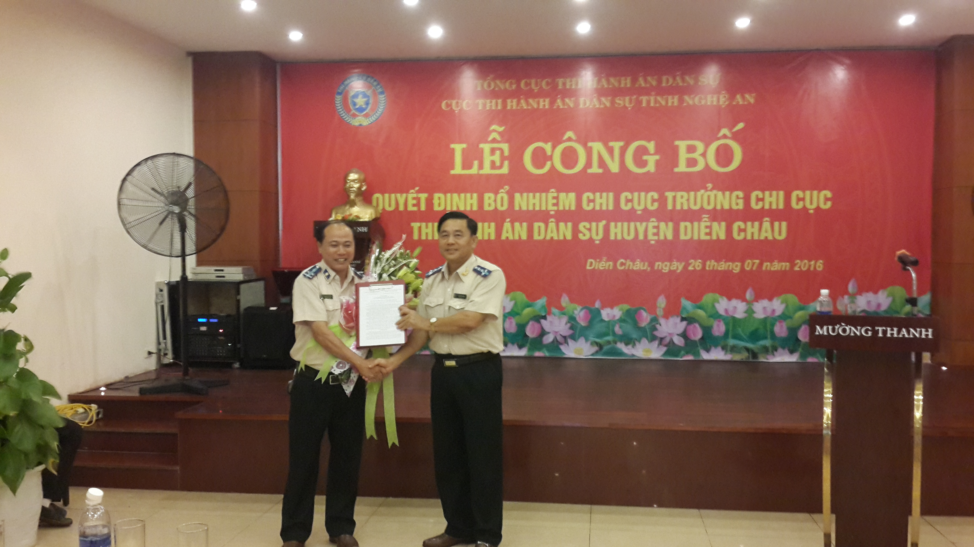 Lễ công bố quyết định điều động, bổ nhiệm Chi cục trưởng Chi cục Thi hành án dân sự huyện Diễn Châu, giao Quyền Chi cục trưởng Chi cục Thi hành án dân sự huyện Hưng Nguyên, tỉnh Nghệ An