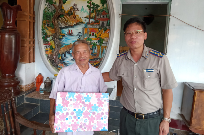 Chi cục Thi hành án dân sự huyện Thọ Xuân thăm, tặng quà các gia đình chính sách, người có công nhân dịp kỷ niệm 73 năm ngày Thương binh, Liệt sỹ (27/7/1947 – 27/7/202)