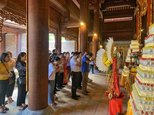 Chi cục thi hành án dân sự thị xã Hồng Lĩnh tổ chức Lễ dâng hương Đền Chung Sơn, thờ gia tiên Chủ tịch Hồ Chí Minh,  tại  xã Kim Liên, huyện Nam Đàn, tỉnh Nghệ An.